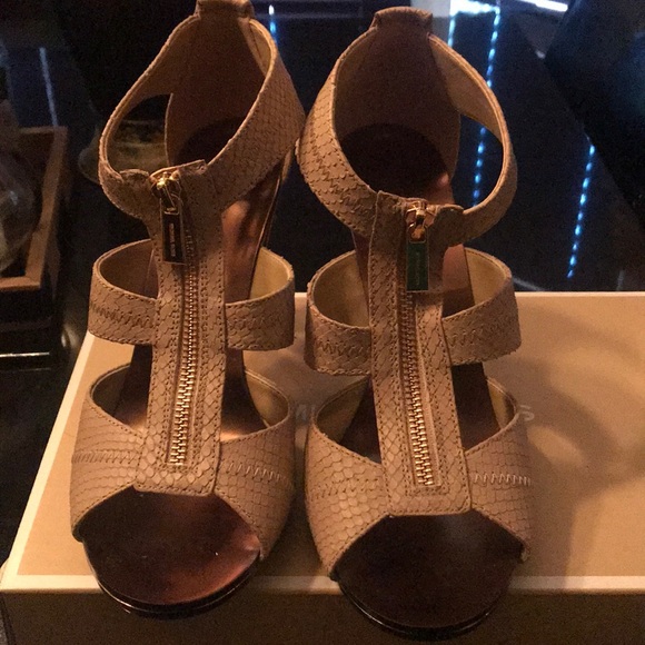 Michael Kors Berkley T-Strap Sandals - Picture 2 of 8